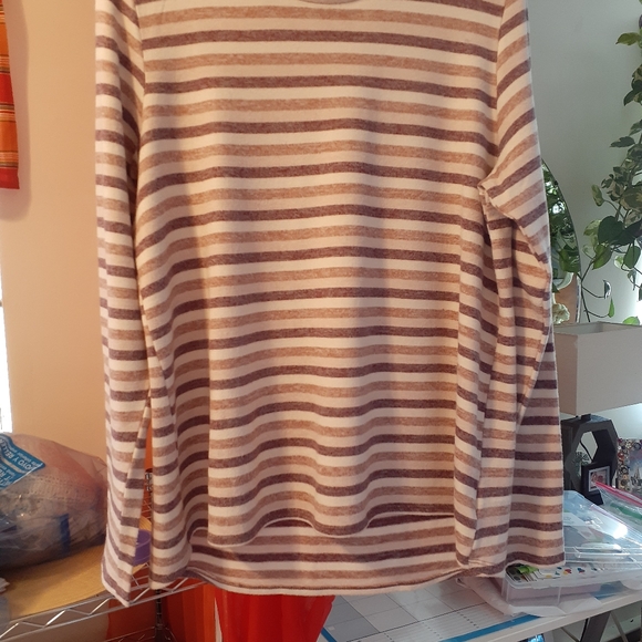 Sweater/Top - Picture 1 of 8